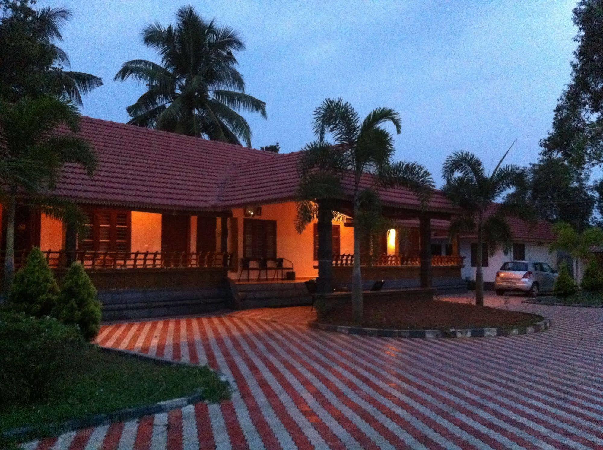 Baywatch Beach Resort Alappuzha Bagian luar foto