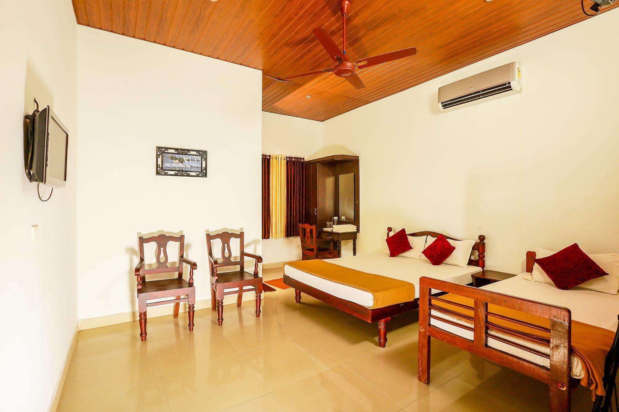 Baywatch Beach Resort Alappuzha Bagian luar foto